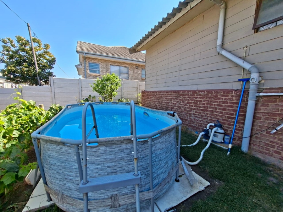 6 Bedroom Property for Sale in Hartenbos Central Western Cape